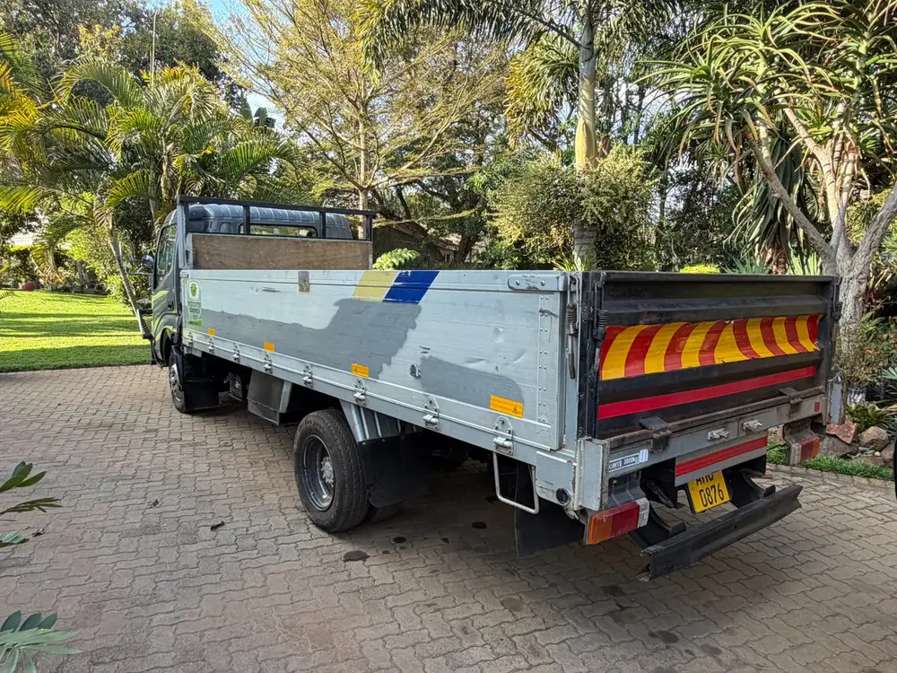 Equipment transport truck